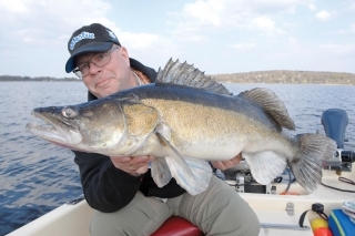 Autor článku so zubáčom, keď bola revolučná metóda pelagic sharpshooting ešte v plienkach.
