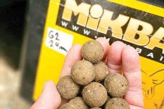 Boilies Mikbaits Gangster G2
(Krab Ančovička Asa), bez ktorého 
ani nechodím na dlhšie výpravy.