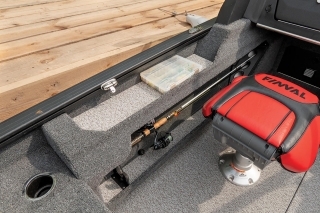 Všimnite si police a výklenky na oboch stranách kokpitu, aby bolo všetko poruke! Nemusíte nič otvárať, stačí siahnuť.