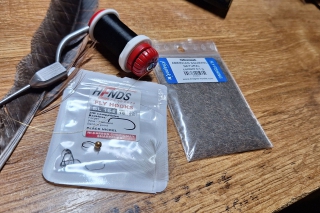 Materiál: čierna viazacia nitka, jigový háčik Hends BL 164 č. 16, tungsten zlatý 3,3 mm, sivý dabing veverica, pierko z bažanta, zlatý drôtik.