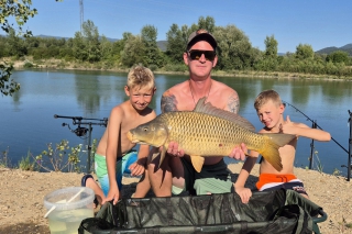 Macharovci s krásnym kaprom.