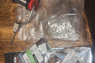 Použitý materiál: háčik jig veľkosť 10, hlavička 3,8 mm, čierna viazacia nitka, Mop Chenille, CDC Natural Brown.