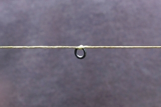 6 Na spletanú šnúrku enigma priviažeme 3,1 mm krúžok.