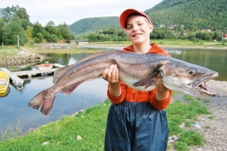 Adam drží šťukozubca (hejka).