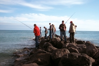 Na stáži vo Francúzsku si študenti mohli vyskúšať aj rybolov z útesu na morskom pobreží.