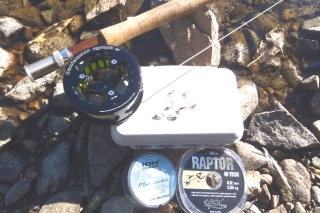 Moja výbava: jemný prútik, fluorocarbon 0,10 mm, monofil 0,12 mm a malé mušky.