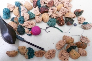 Na druhý prút som použil jednu jahodovú plavačku. Ako krmivo poslúžilo podrvené boilies na väčšie čiastočky z radu Silver a Diamond.