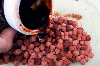 2. Deväťmilimetrové peletky zalejem red fire liquidom.