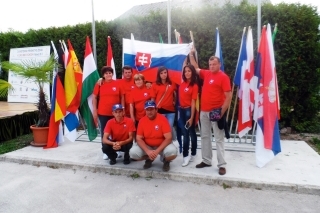 Časť pretekárskeho družstva SR a realizačného tímu pred otváracím ceremoniálom na MS. Horný rad zľava: Eva Cibuľková, Jozef Bartal, Mária Pethőová, Martina Cibulková, Sandra Petőczová, Karol Petőcz Dolný rad zľava: Marian Cibulka, Ivan Cibulka štátny tréner reprezentácie žien SK v LRU plávaná.