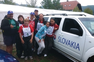 Reprezentantky SR v LRU plávaná ženy so štátnym trénerom a jeho asistentom na MS po žrebovaní sektorov a štart. čísiel. V hornom rade zľava: Ivan Cibulka, štátny tréner reprezentácie žien, Eva Cibulková, Miroslava Pavelková st., Roman Pavelka, asistent štátneho trénera, Miroslava Pavelková ml.. V dolnom rade zľava: Mária Pethőová Martina Cibulková, Sandra Petőczová.
