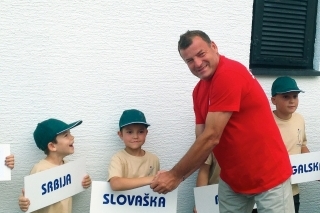 Karol Petőcz, člen realizačného teamu SR počas otváracieho 
ceremoniálu MS s deťmi z Radeče, ktoré sprevádzali pretekárky na miesto nástupu.