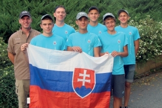 Juniorská  reprezentácia Slovenska zľava: Lukáš Hollý, reprezentačný tréner, Peter Gono, Martin Zacher, Matúš Nešťák, Peter Augustín, Samuel Baranovič a Juraj Halač.