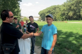 Cenu za druhé miesto v kategórii U18 si preberá Juraj Halač.