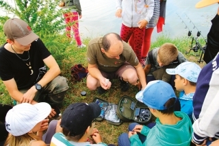 Bolo úžasné sledovať, ako Karel horlivo ukazuje deťom, bažiacim po nových informáciach svoje tajné fígle na veľké kapry. Očividne ho táborová atmosféra vrátila do detstva a svoju návštevu u nás si poriadne užíval.