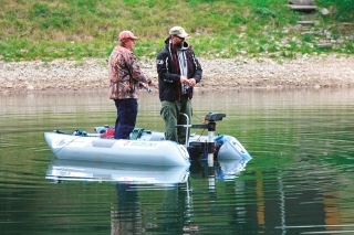 Miňo s Ondrom testujú nový model nafukovacieho člna FISHPRO.