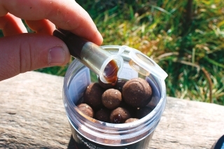 V každom balení boilies je ampulka s arómou totožnej príchute.