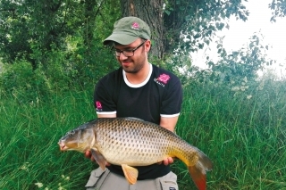 Tento fešák sa prezradil pásom bubliniek necelý meter od kraja.
