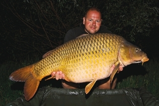 Po troch rokoch sa opäť stretávam so šíravskou legendou Buldozerom, tentoraz vážil 23,10 kg.Zachutilo mu SK30 s bielou pop-up.