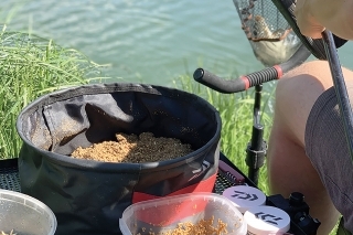 Kŕmenie, nástrahy a všetko musí byť vždy po ruke.