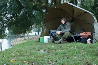 Prúty pod neustálym dohľadom. Bernd aj v chladnom období používa len brolly.