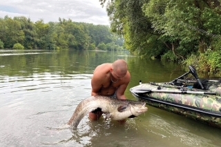 Tomášov najväčší ulovený 
sumec počas tejto 
stonočnej tour de fishing.