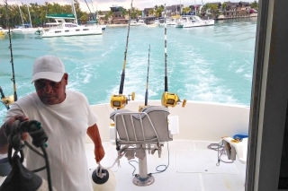 Kapitán zo Sportfisher-u na kontrole.