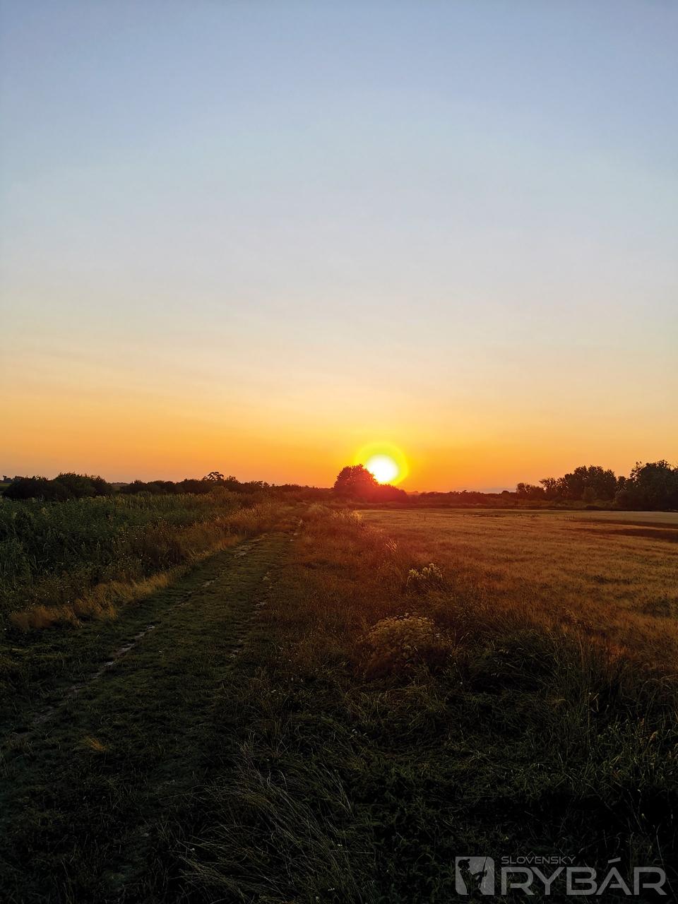 Západ slnka nad horizontom.