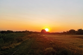Západ slnka nad horizontom.