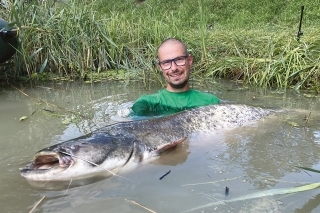 Zdolanie a fotka s takýmto sumcom znamenajú len jedno – že to, čo robíte, robíte dobre.