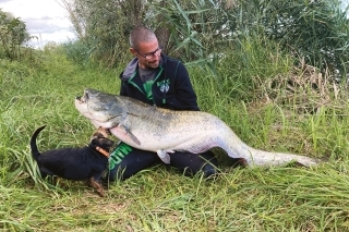 191 cm slizu a radosti spokojného rybára.