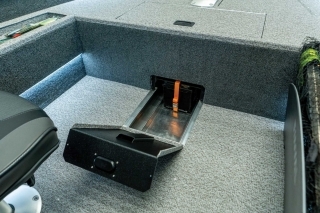 Zujímavosťou 420-tky je tento box v podlahe pre batériu na predný elektromotor a nabíjačku.