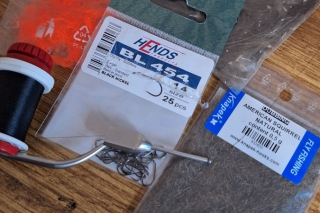 Materiál: háčik HENDS 454 veľkosť 14, sivé CDC, čierna viazacia niť, oranžová vlna, natural dabing veverica.