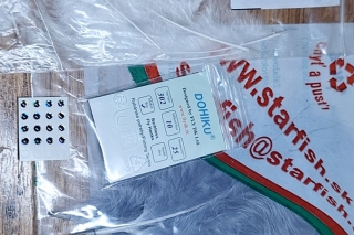 Materiál: biele marabu, svetlosivé marabu, háčik Dohiku 302 veľkosť 10, 3 mm strieborné epoxidové oči, čierna viazacia nitka, sekundové gélové lepidlo.