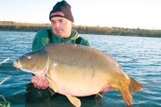 Kapor 21,10 kg chytený v 6 °C vode na neutrálne vyvážené boilies 20 mm Hot Demon.