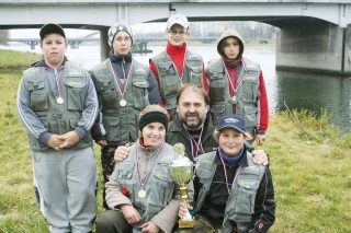 Najlepšíe juniorské družstvo Slovenska v LRU - prívlač 2010. Horný rad   zľava: Pavol Šimek, Matej Kollár,
Adam Bašovský, Daniel Ďugel. Spodný rad zľava: Veronika Gacková,
 ved. družstva Jaroslav Heler a Lucia Augustínová.
