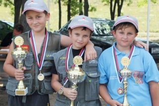 Najúspešnejší do 10 rokov z majstrovstiev Slovenska:
Zľava: Mathias Molnár, Martin Zemko a Daniela Truhlářová.