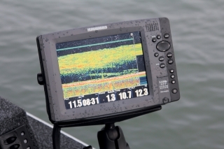 Na sonare vidieť prechádzajúci húf malých rybiek a pod nimi predpokladáme, že sú dravce. Ťažko povedať aké sú to ryby, ale zábery boli len od ostriežov.