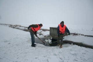 Pri zimovaní musíme venovať zvláštnu pozornosť prítoku a odtoku vody z nádrže.