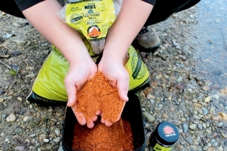 8. Vo vedierku si rozmieša method mix Red Spice s vodou a boostrom.