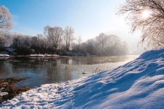 Krásna zimná idylka pri rieke.