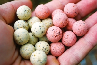 Nové boilies Mainline v príchutiach Salty Squid a Peach