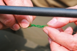 Gumička Korda Marker Elastic naviazaná na hlavný vlasec mi pomáha zapamätať si potrebnú vzdialenosť.
