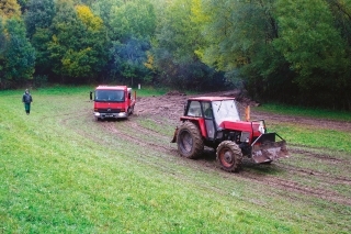 Autá naložené rybami musel cez rozbahnenú lúku ťahať traktor.