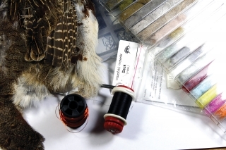 Materiály:
Pupový háčik, čierna viazacia niť, medený drôtik, hnedý chrbátikový pásik, zelený dabing, tmavý dabing, pierko z jarabice, oči zhotovené z vlasca.