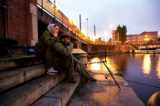 Lara Skillz a Ed Skillz pri nočnej rybačke na rieke Amstel.