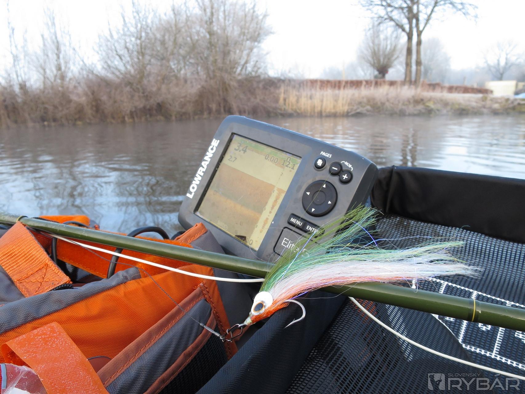 Strímer v prírodných farbách a sonar, nevyhnutní pomocníci pri zimnom love kapitálnych rýb.