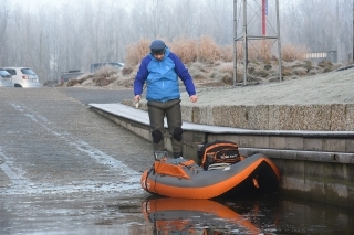 Dirk vstupuje do chladivej vody.
