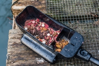 Zimné meníčko: drvené boilies, kostniaky, a trocha krmiva.