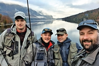 Skupinová fotka pri Bohinjskom jazere.