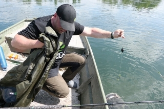 1. Ak sa ryba po poklepaní opäť nepotopí, je „zrelá na vylovenie“. Predtým, než to urobíte, podložka má byť na svojom mieste a vy si nasadíte vylovovacie rukavice.